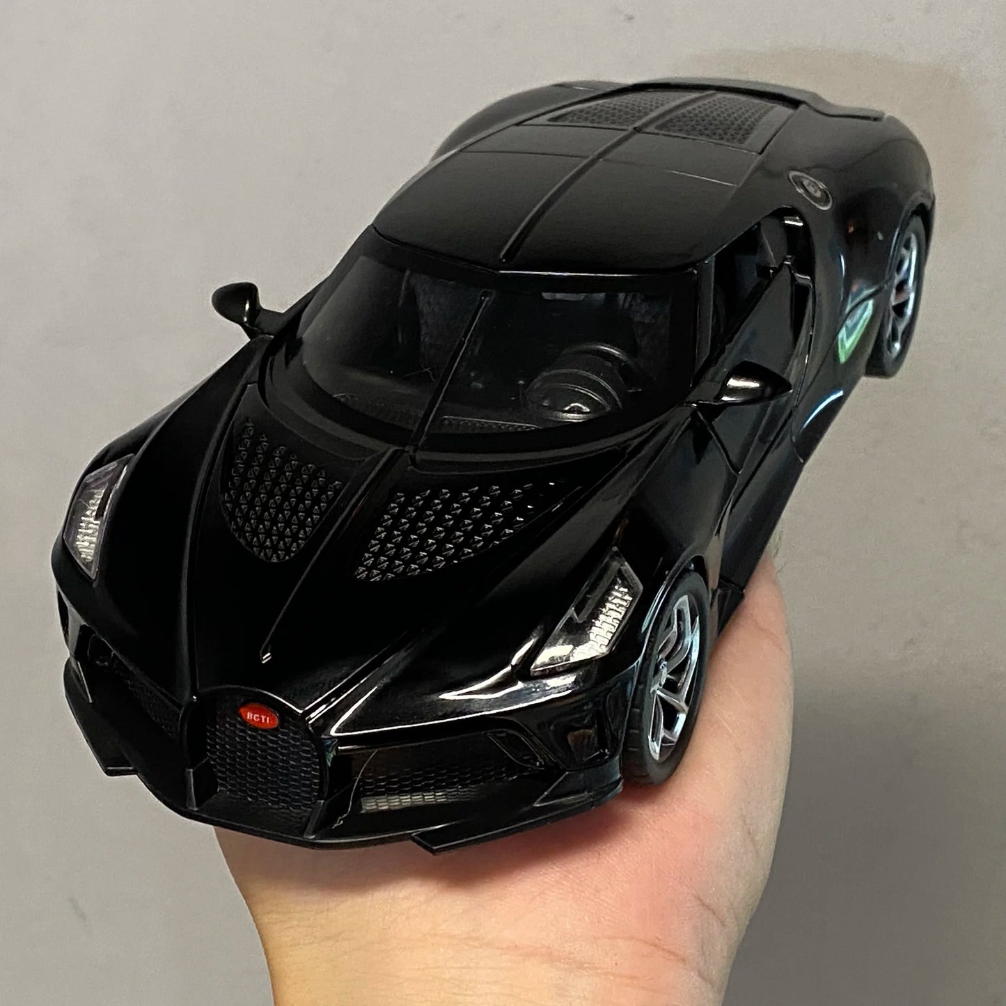 Bugatti La Voiture Noire 1:24 – ekskluzywny hipersamochód model z LED