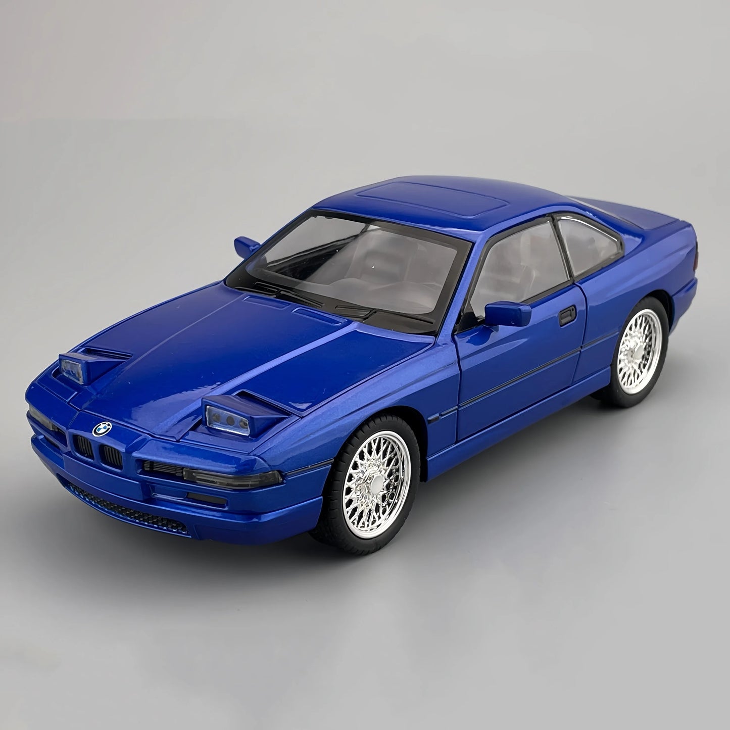 BMW 850CSi E31 1:24 – luksusowe coupe model kolekcjonerski z LED