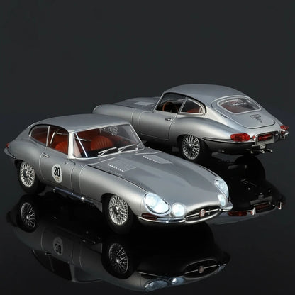Jaguar E-Type 1:24 – metalowy model kolekcjonerski z oświetleniem LED