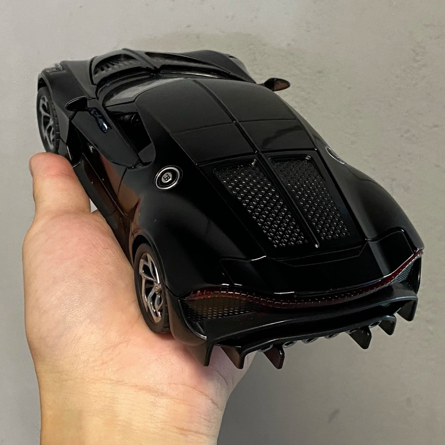Bugatti La Voiture Noire 1:24 – ekskluzywny hipersamochód model z LED