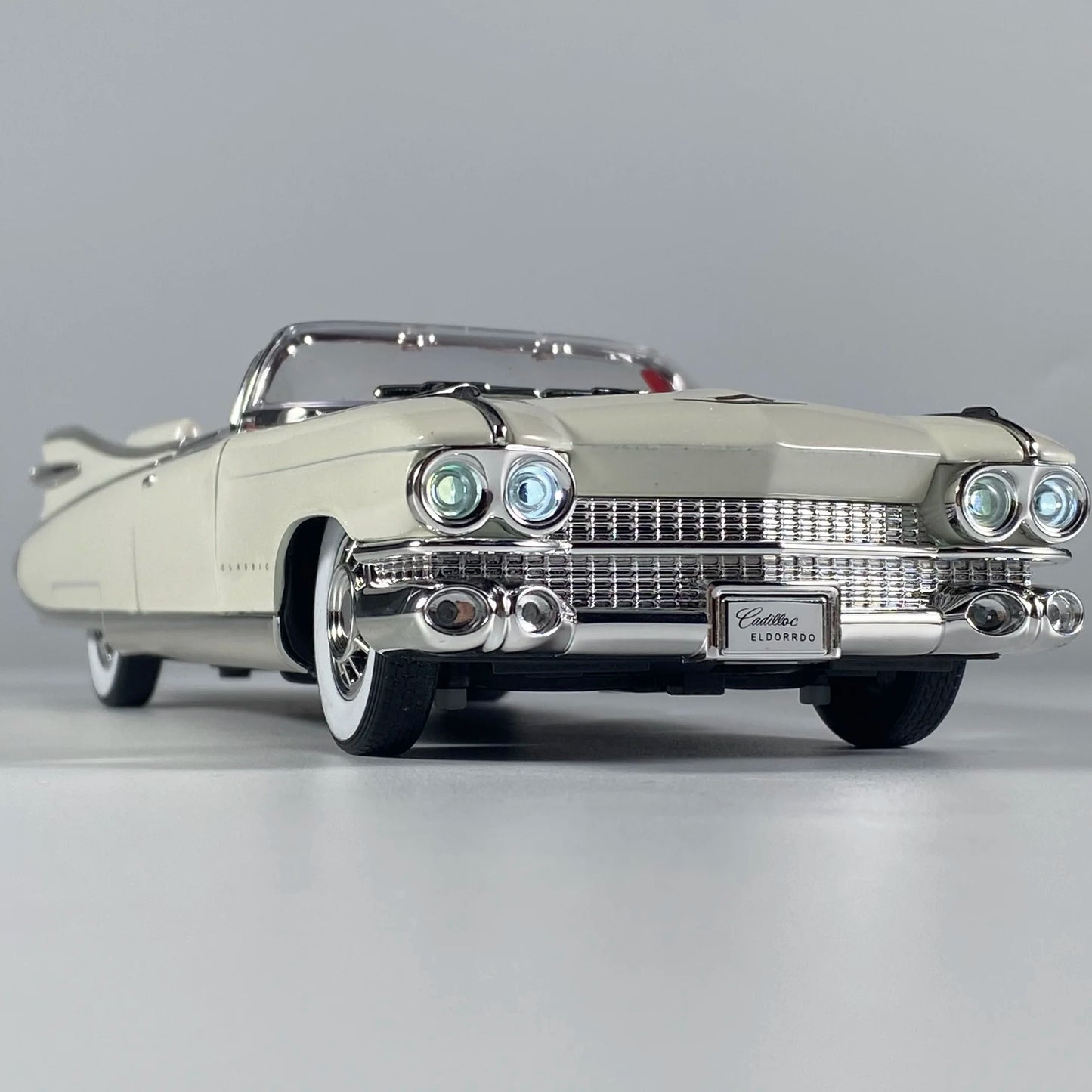 Cadillac Eldorado 1:24 – klasyczny metalowy model kolekcjonerski z LED