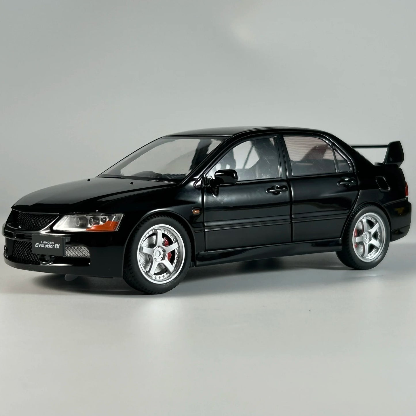 Mitsubishi Lancer Evolution IX 1:24 – kultowy JDM model kolekcjonerski z LED