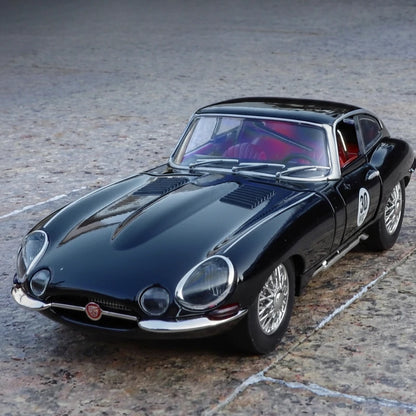 Jaguar E-Type 1:24 – metalowy model kolekcjonerski z oświetleniem LED