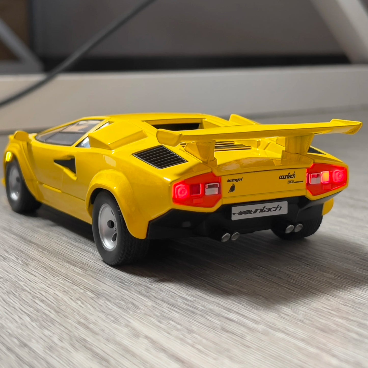 Lamborghini Countach LP500S 1:24 – legendarny supercar model kolekcjonerski z LED