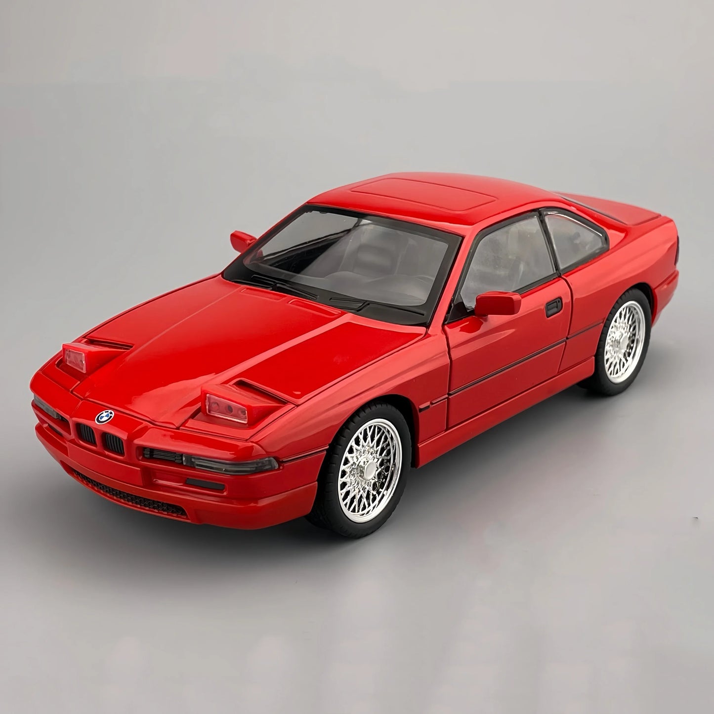 BMW 850CSi E31 1:24 – luksusowe coupe model kolekcjonerski z LED