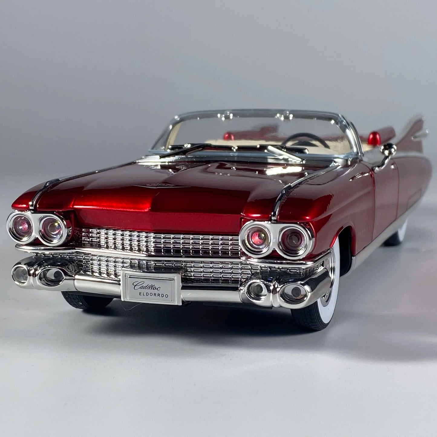 Cadillac Eldorado 1:24 – klasyczny metalowy model kolekcjonerski z LED