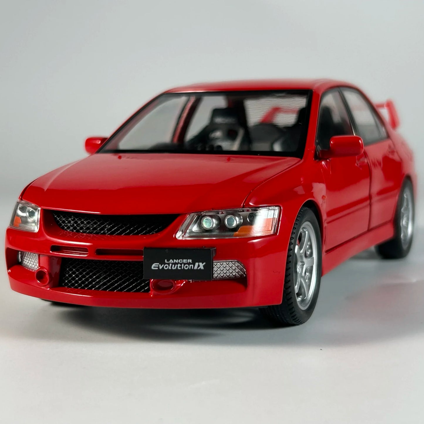 Mitsubishi Lancer Evolution IX 1:24 – kultowy JDM model kolekcjonerski z LED