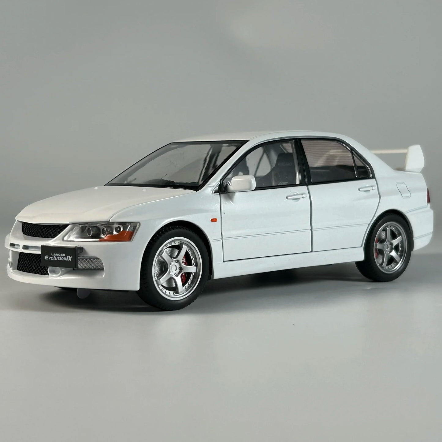 Mitsubishi Lancer Evolution IX 1:24 – kultowy JDM model kolekcjonerski z LED