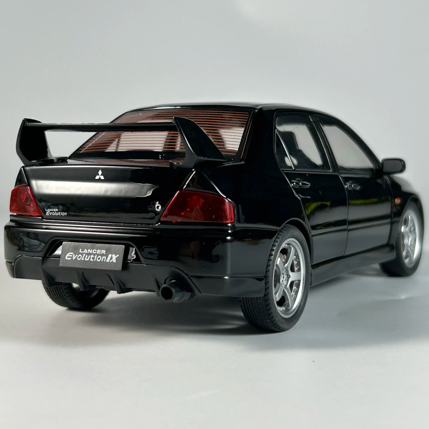 Mitsubishi Lancer Evolution IX 1:24 – kultowy JDM model kolekcjonerski z LED