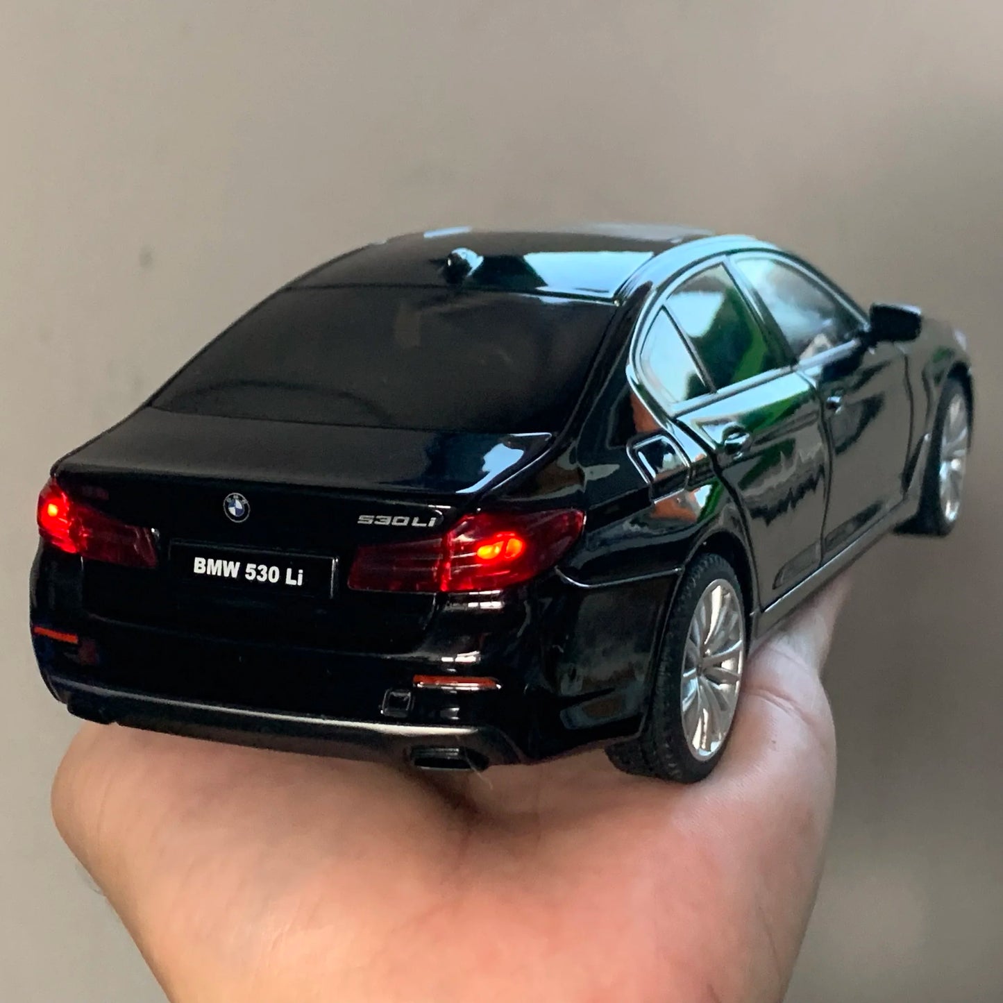 BMW 530Li 1:24 – luksusowy metalowy model kolekcjonerski z LED