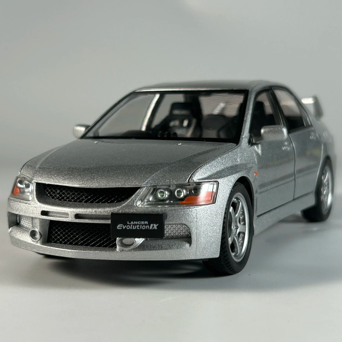 Mitsubishi Lancer Evolution IX 1:24 – kultowy JDM model kolekcjonerski z LED