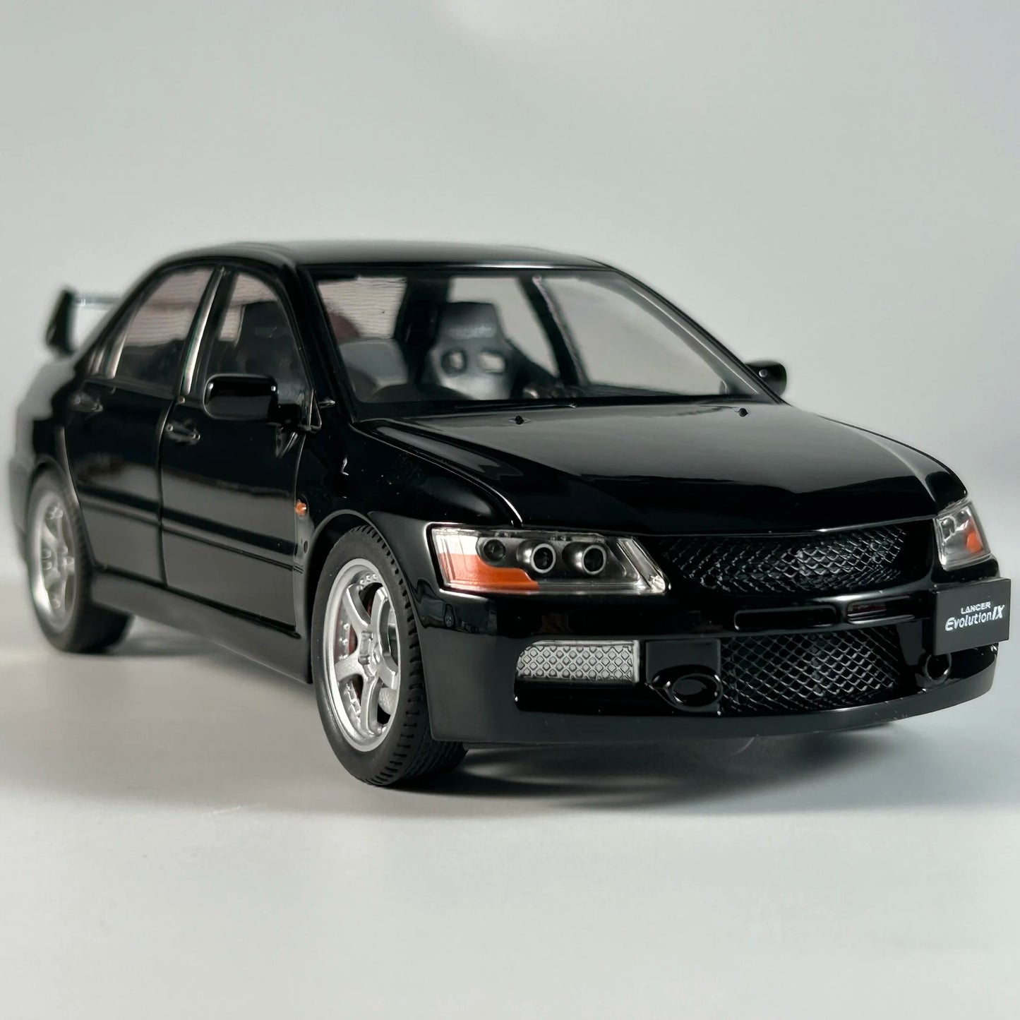 Mitsubishi Lancer Evolution IX 1:24 – kultowy JDM model kolekcjonerski z LED