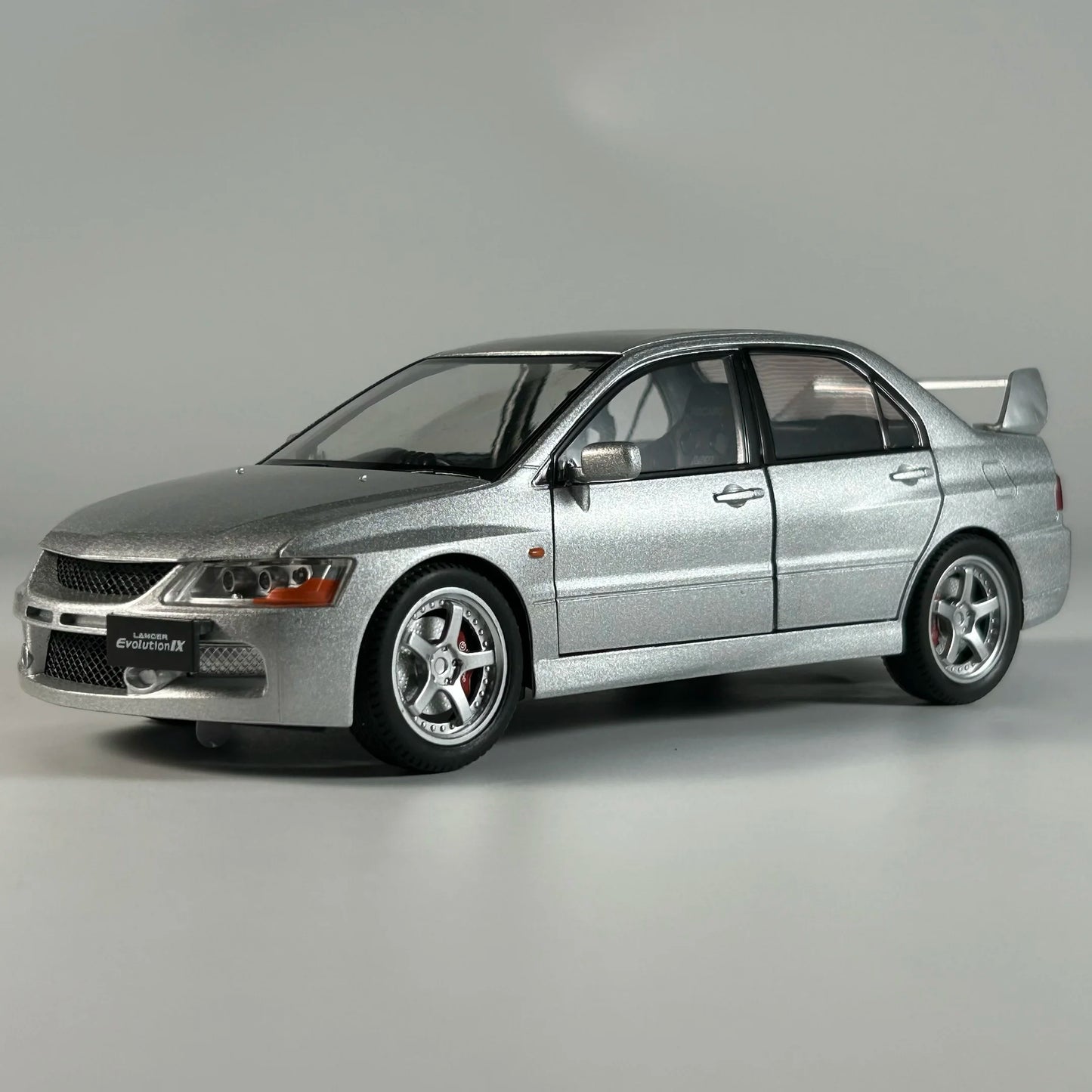 Mitsubishi Lancer Evolution IX 1:24 – kultowy JDM model kolekcjonerski z LED