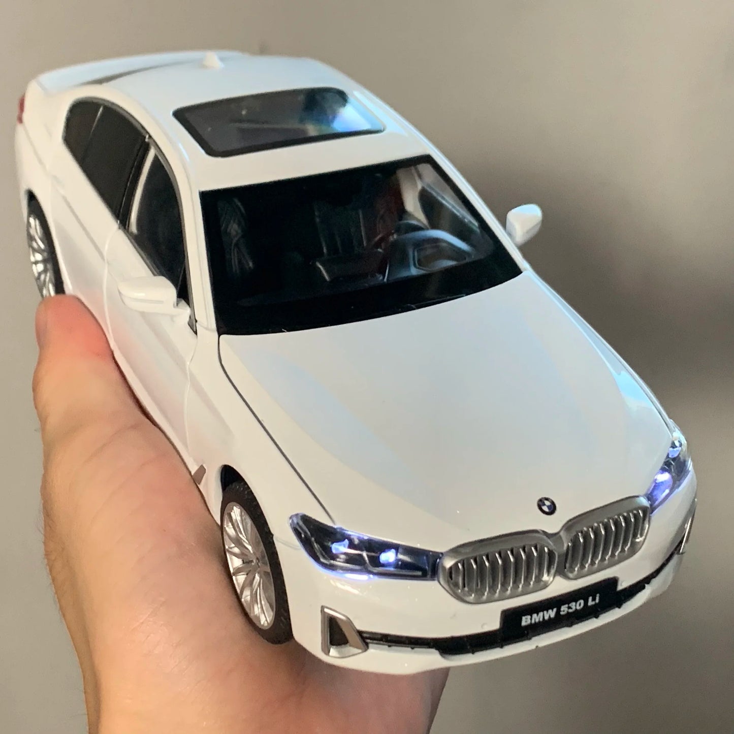 BMW 530Li 1:24 – luksusowy metalowy model kolekcjonerski z LED